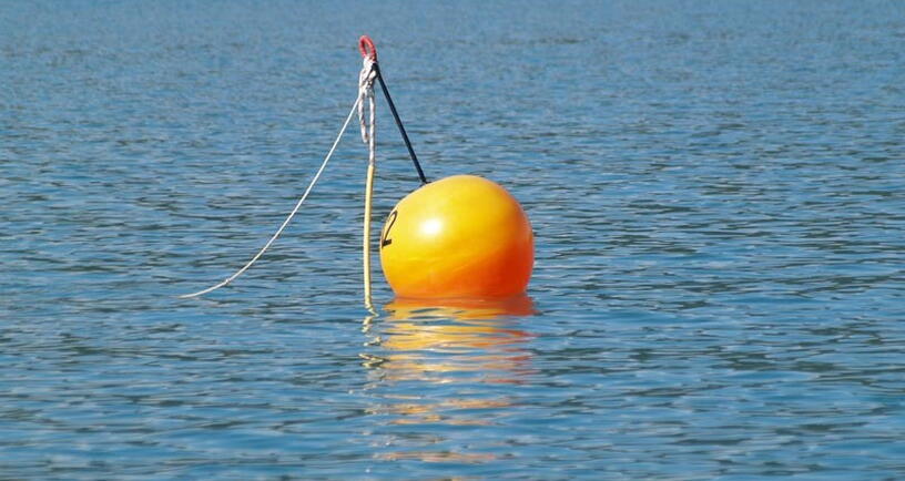 Oranje ankerboei in het water