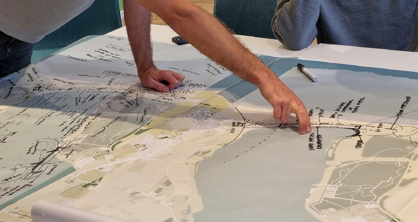 Projectstart Veerse Gatdam bij het Veerse Meer. In gesprek aan de hand van kaarten van het Veerse Meer gebied.