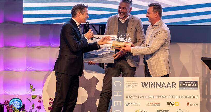 Juryvoorzitter Jo-Annes de Bat met winnaar Emergo 2025 Colsen