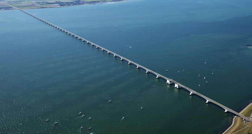 Dronefoto van de Zeelandbrug