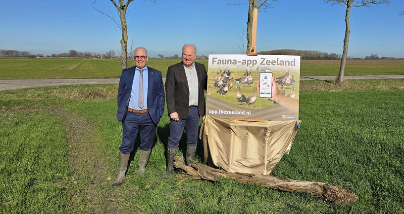 Gedeputeerde Wilfried Nielen en voorzitter Gert de Kok van de FBE Zeeland presenteren de nieuwe Zeeuwse fauna-app