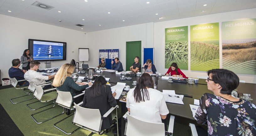 Medewerkers die samenwerken aan een tafel