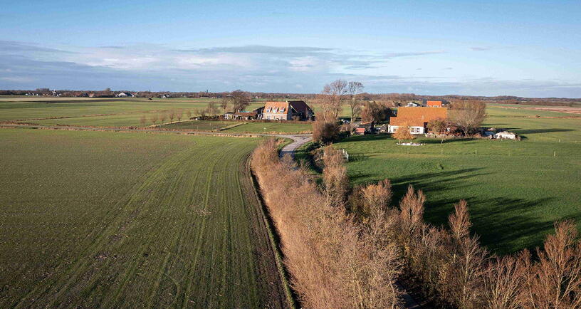 Vogelperspectief boerderij en omliggende land op Walcheren