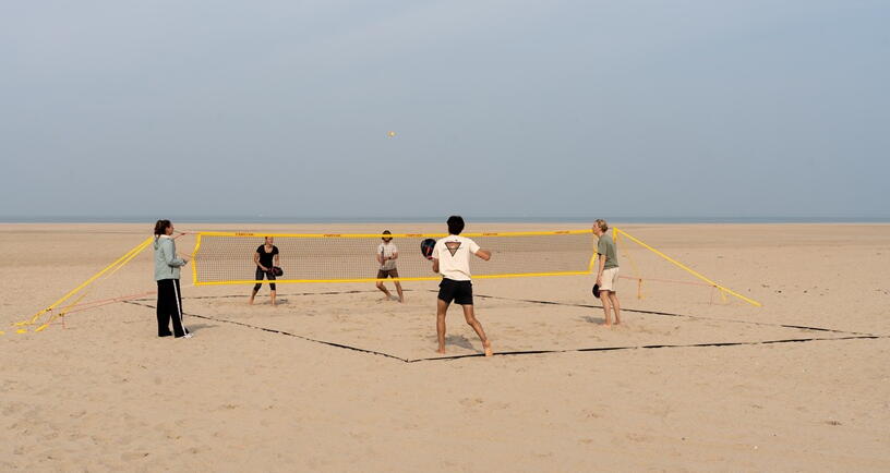 Beachtennis op het strand bij het Veerse Meer.