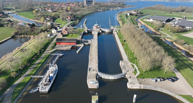 Overzichtsfoto vanuit de lucht van het Sluizencomplex in Veerse bij het Veerse Meer.