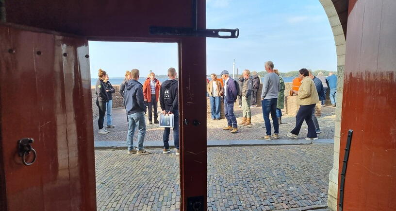 Stadswandeling met een gids door Veere bij het Veerse Meer.