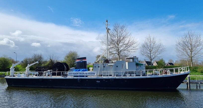 Mijnenveger schip bij een steiger in Veere, Veerse Meer.
