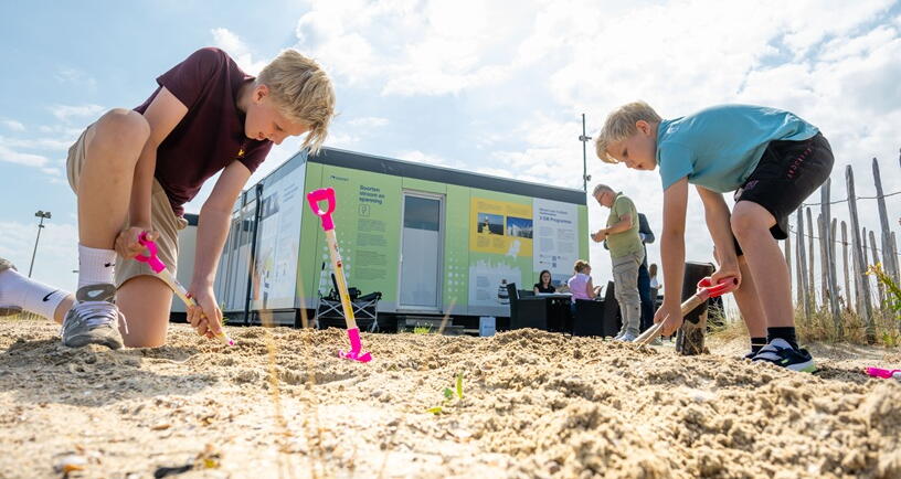 Kinderactiviteit bij TenneT, kabels graven tijdens Beleefweekend Veerse Meer.