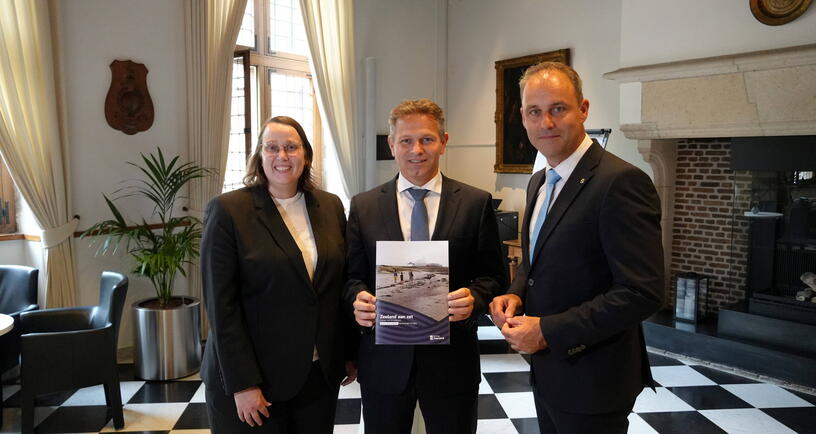 Foto van de overhandiging van voorwaardepakket 2.0