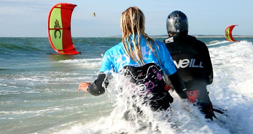 Proefles kitesurfen op het water bij Windsurfschool Veerse Meer.
