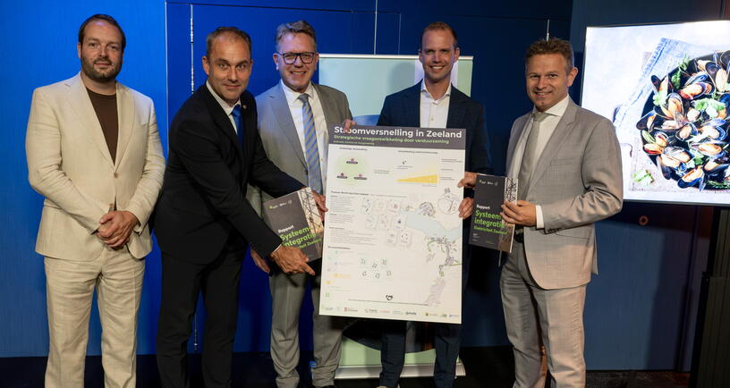Foto van overhandiging systeemintegratiestudie
