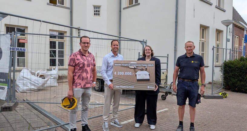Overhandiging symbolische cheque HELP