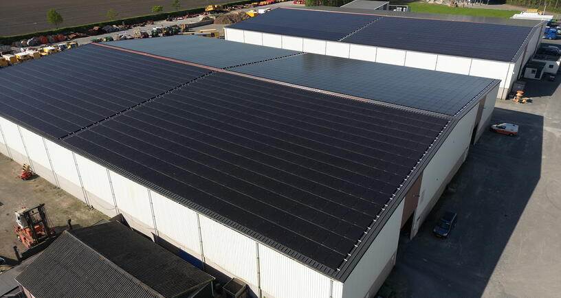Bedrijfsloodsen van Stroomdorpe BV met grootschalig zonnedak. Beeld: Stroomdorpe BV