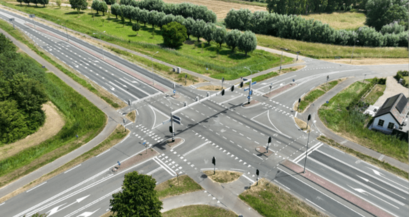 Dronefoto van kruispunt Nieuwe Rijksweg-Nijverheidsstraat-Oude Rijksweg in ’s-Heer Arendskerke