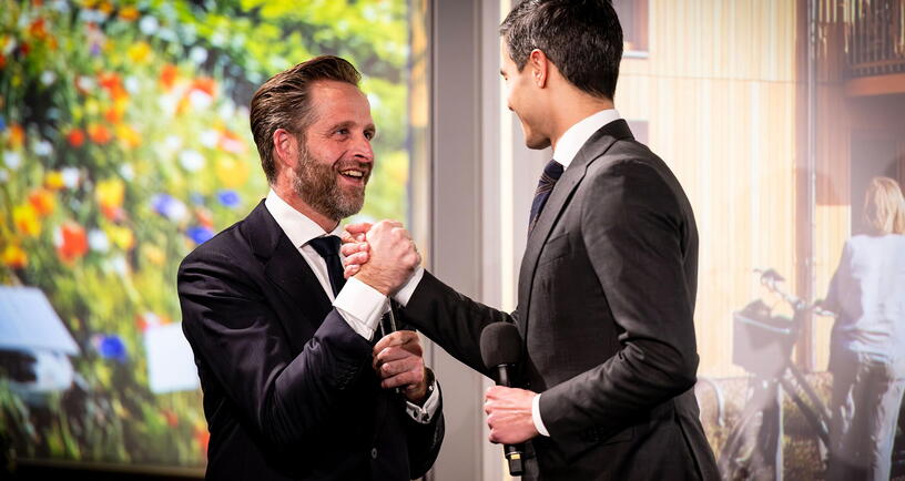 Rob Jetten en Hugo de Jonge tijdens de Zeeuwse Dag in Den Haag. Beeld: Bart van der Putten