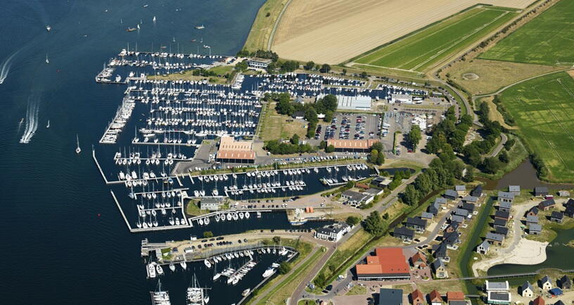 Luchtfoto bij havengebied Wolphaartsdijk bij het Veerse Meer.