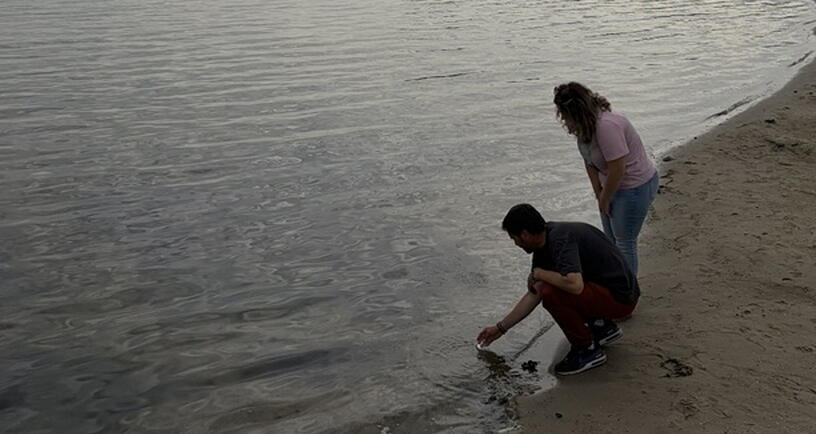 Wateradviseurs bij het Veerse Meer voor controle waterkwaliteit en zwemveiligheid.