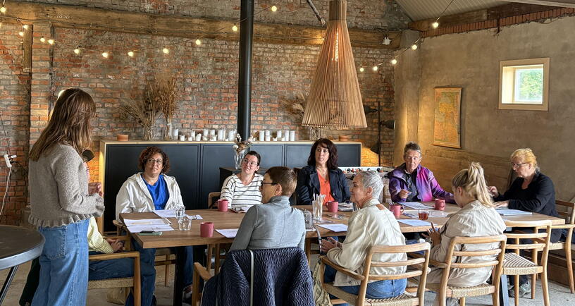 Deelnemers luisteren aandachtig naar Linda Lavoir, die een tuinworkshop verzorgt.