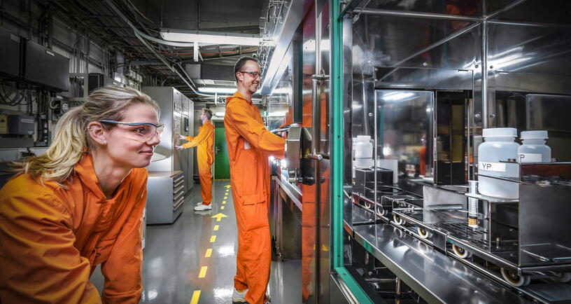 Studenten in een nucleair lab