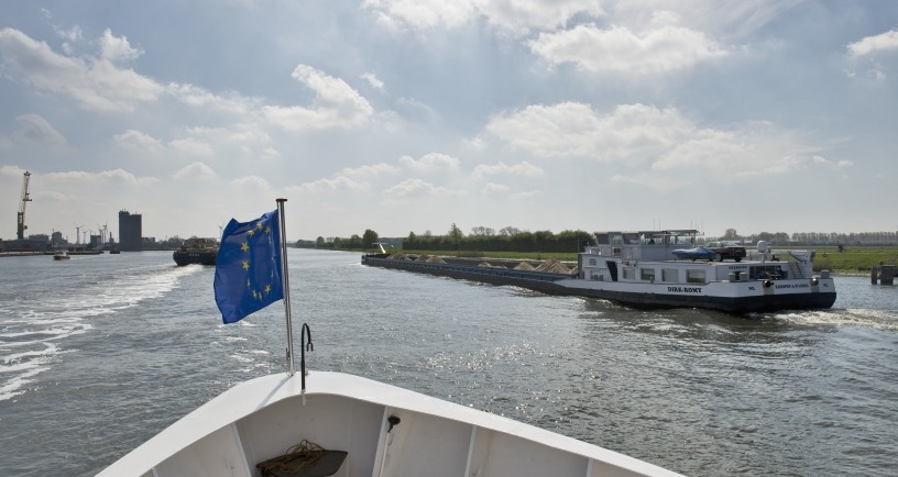 Europese vlag op schip varend op Westerschelde