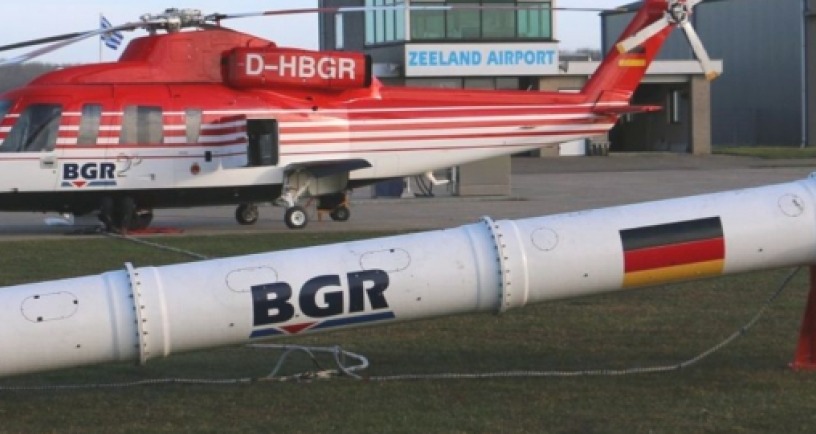FRESHEM helikopter met meetinstrument op Vliegveld Midden-Zeeland