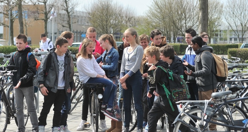 scholieren op schoolplein Scheldemond College