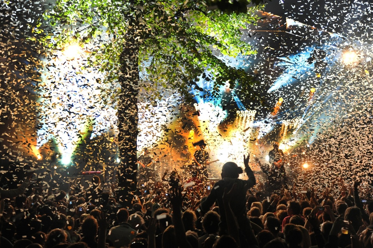 Confetti over uitzinnige menigte op het Abdijplein tijdens het Zeeland Nazomer Festival. Foto: Lex de Meester