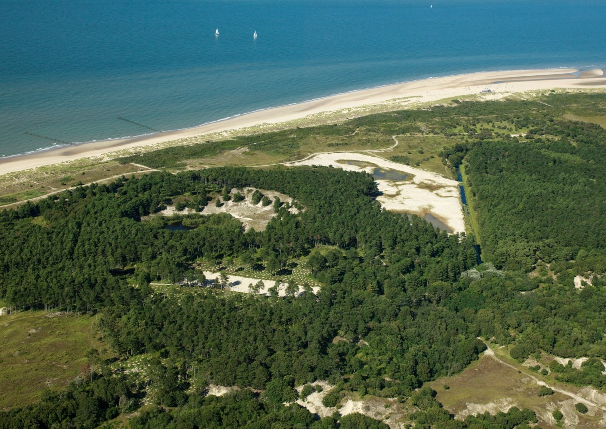 Luchtfoto van duingebied en voormalig waterwingebied Oranjezon