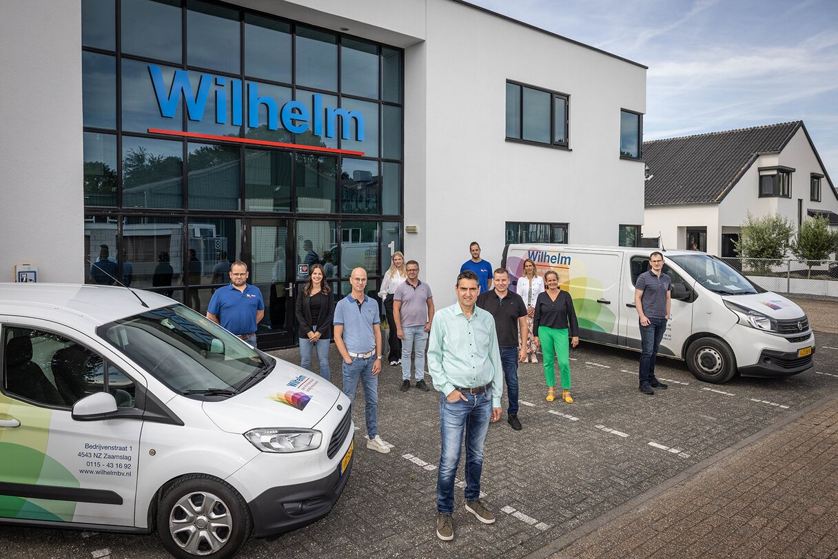 Familie Wilhelm voor bedrijfspand met 2 bedrijfswagens. Beeld Marcelle Davidse