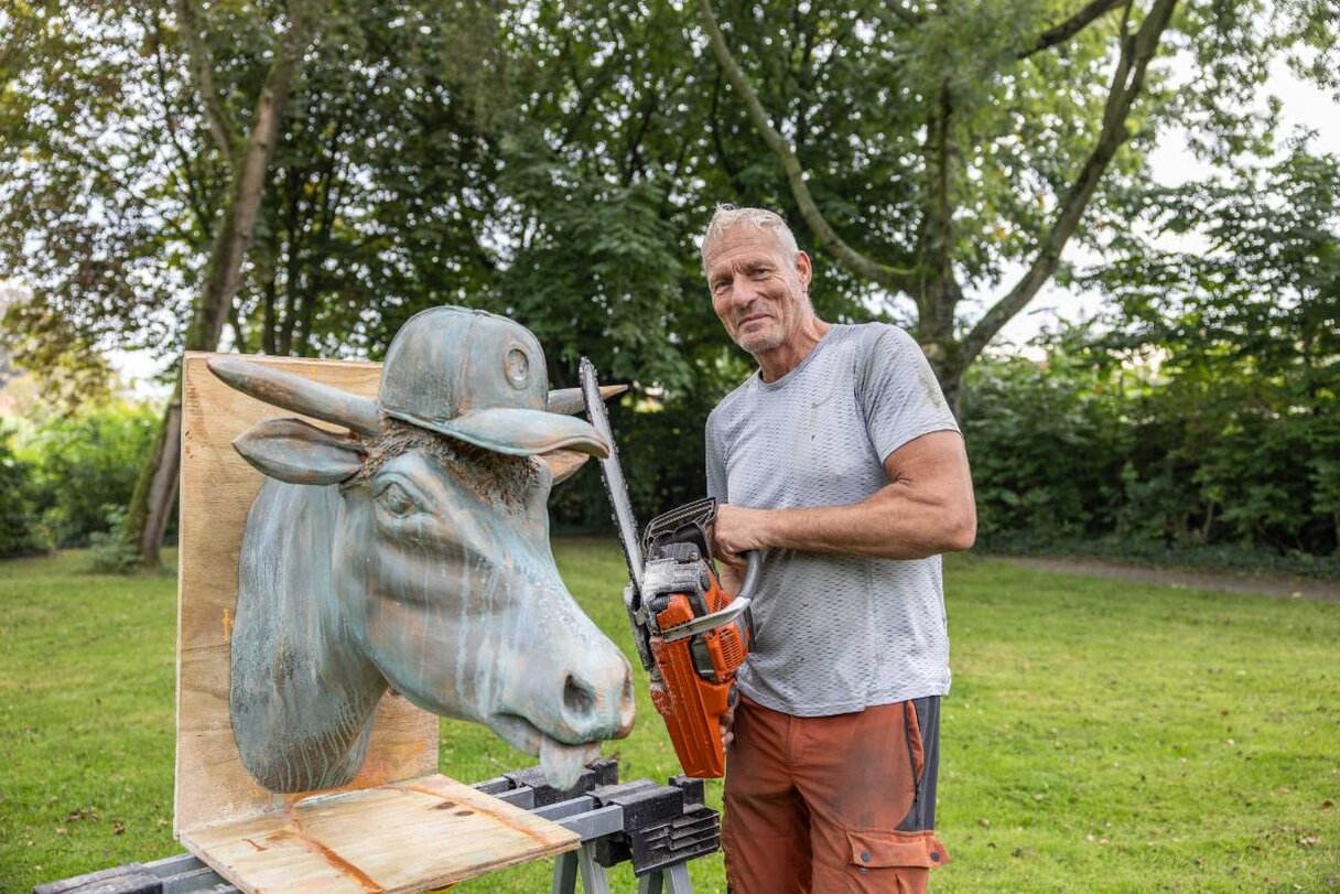 man is kunstwerk aan het maken in de vorm van een koe
