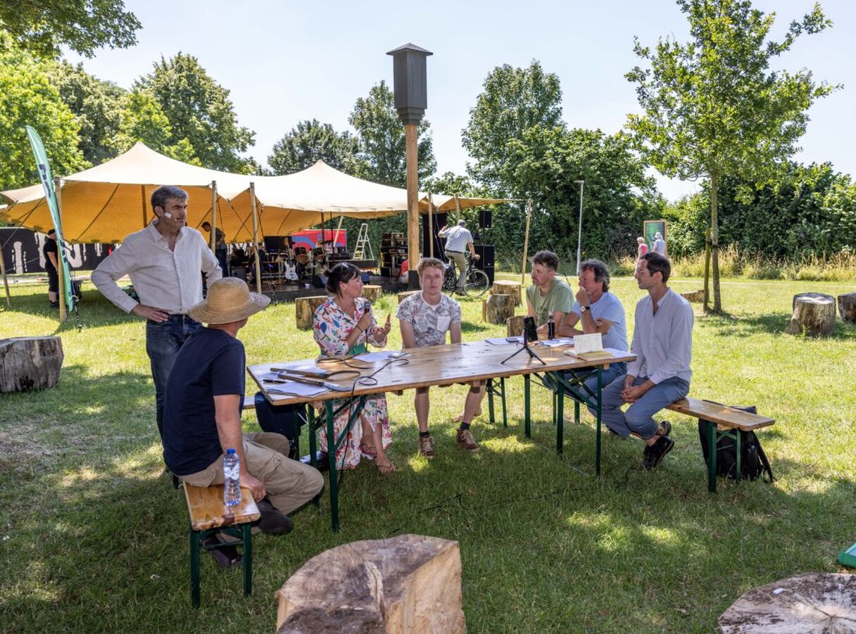 mensen zit met elkaar aan tafel en praten 