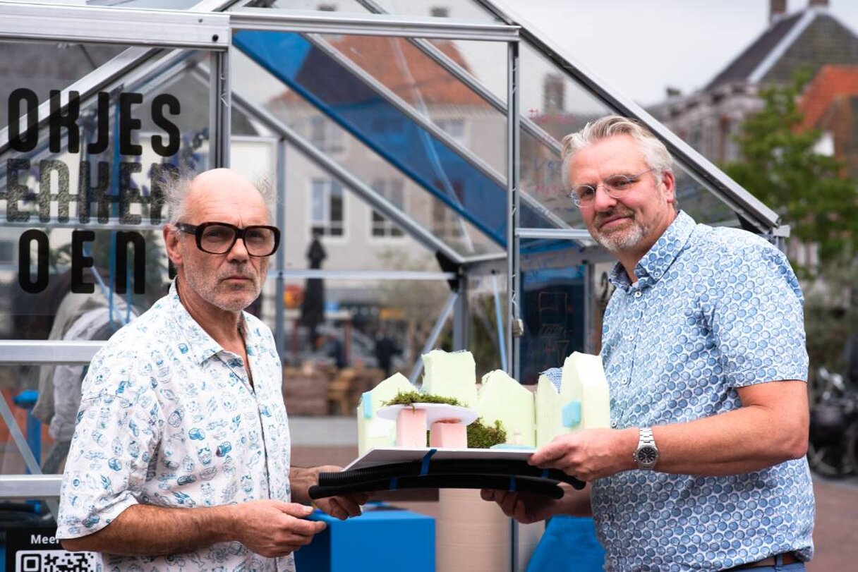 twee mensen houden knutselwerk vast