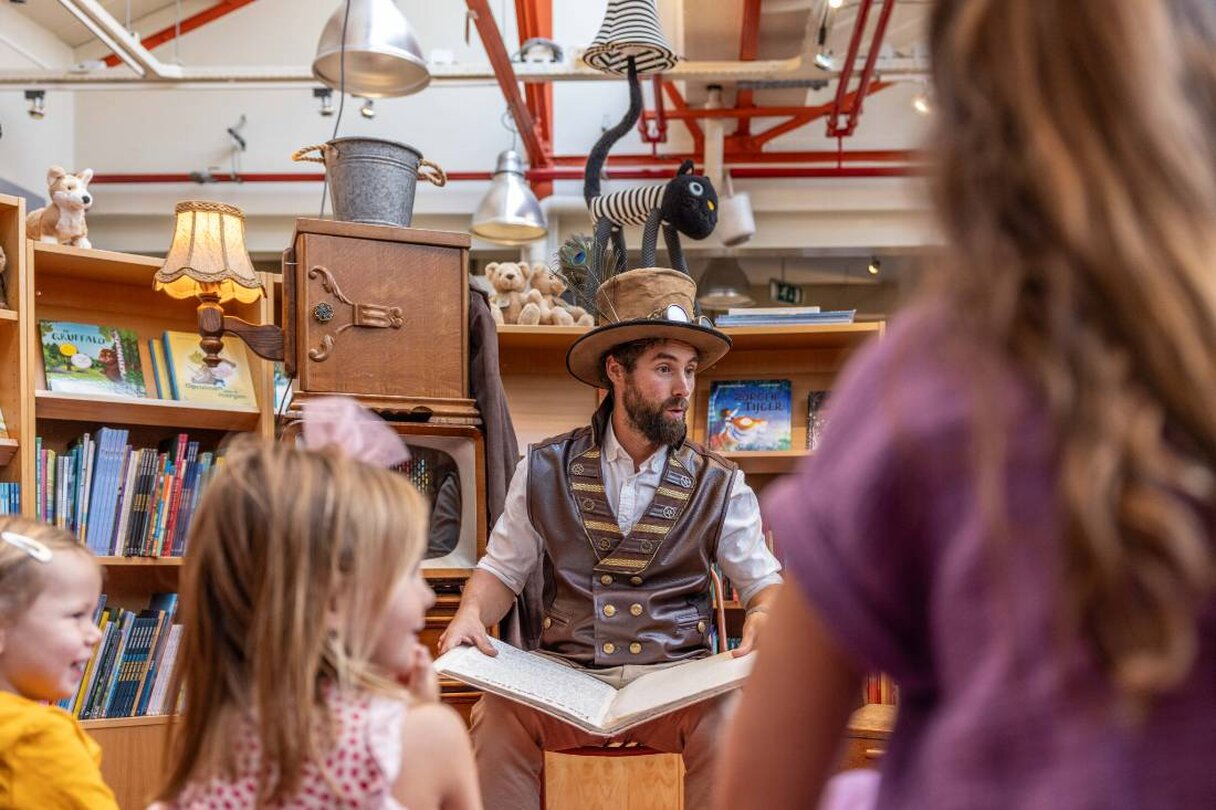 kinderen luisteren naar theaterspeler