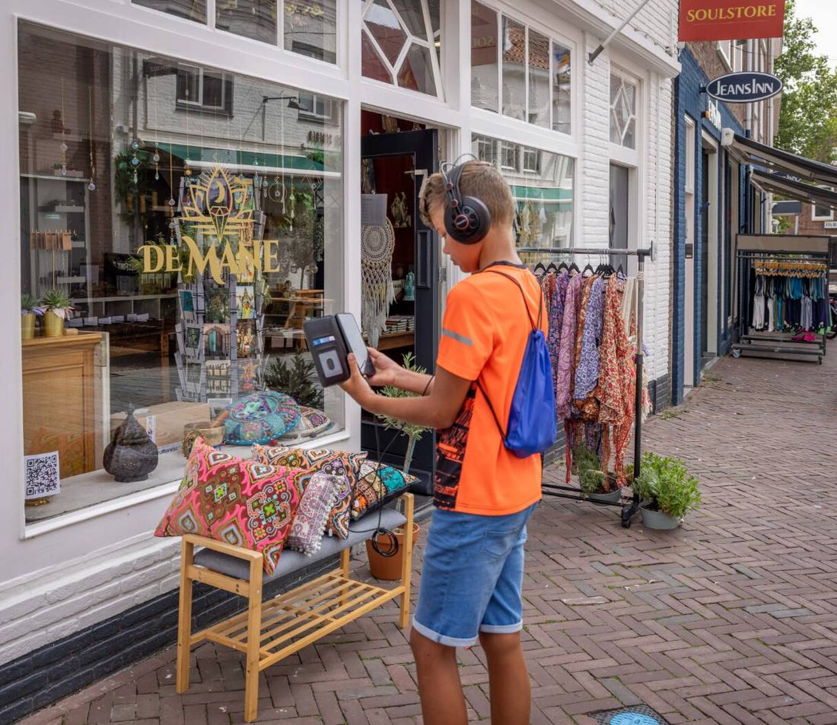 jongen met koptelefoon luistert via smartphone naar verhaal