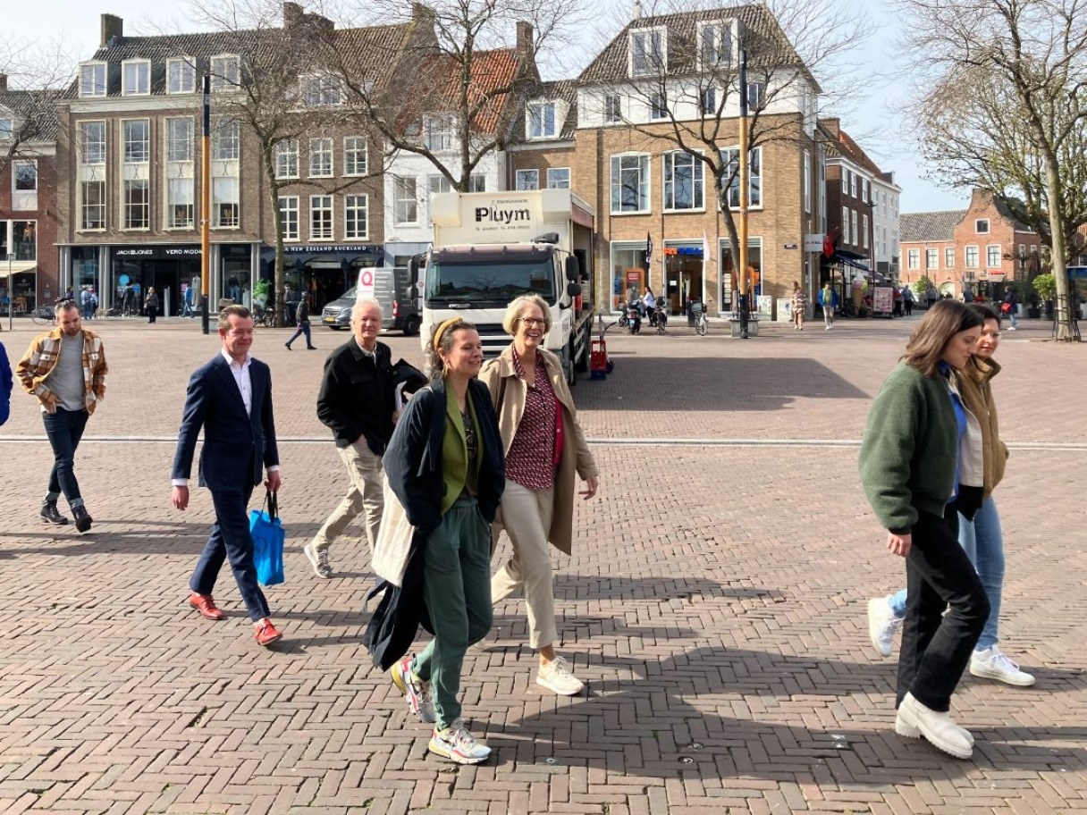 mensen lopen door Middelburg