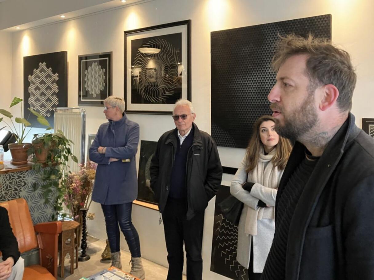 mensen staan in kunstgalerij