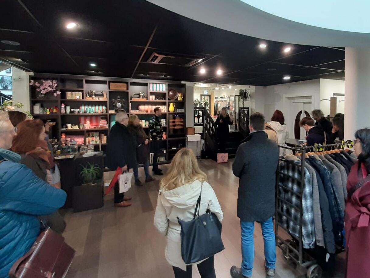 mensen staan in een winkel