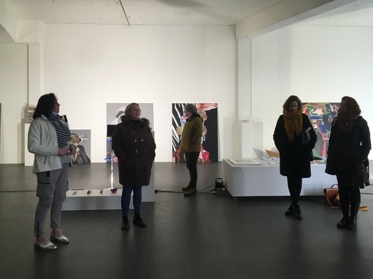 mensen staan in een kunstgalerij