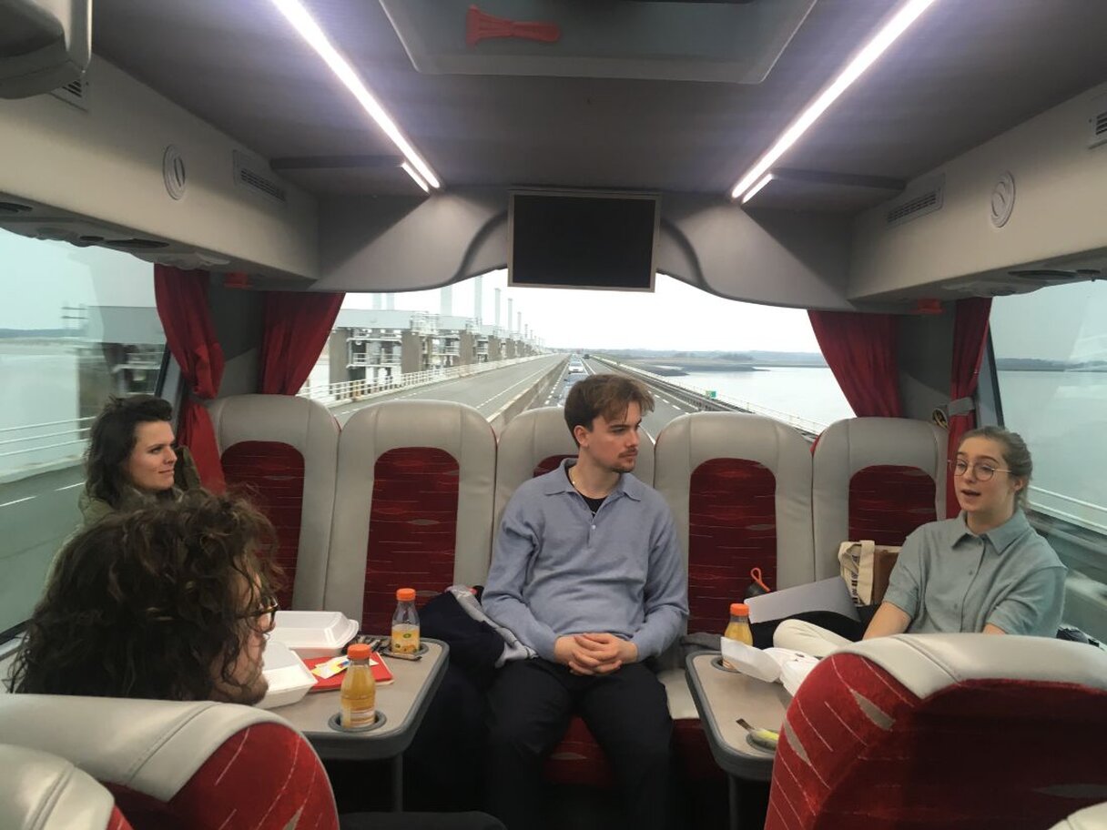 mensen zitten op achterbank in een bus 