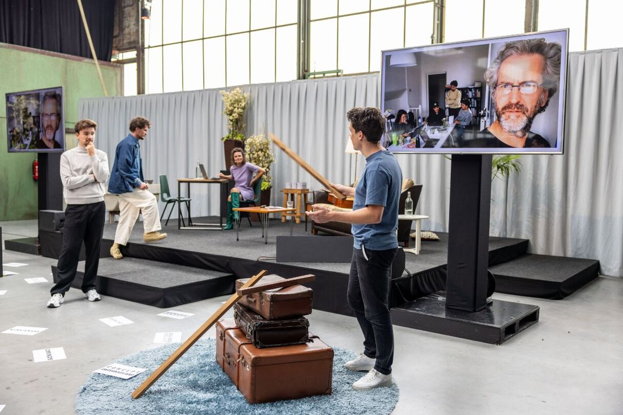 mensen staan op het podium en presenteren