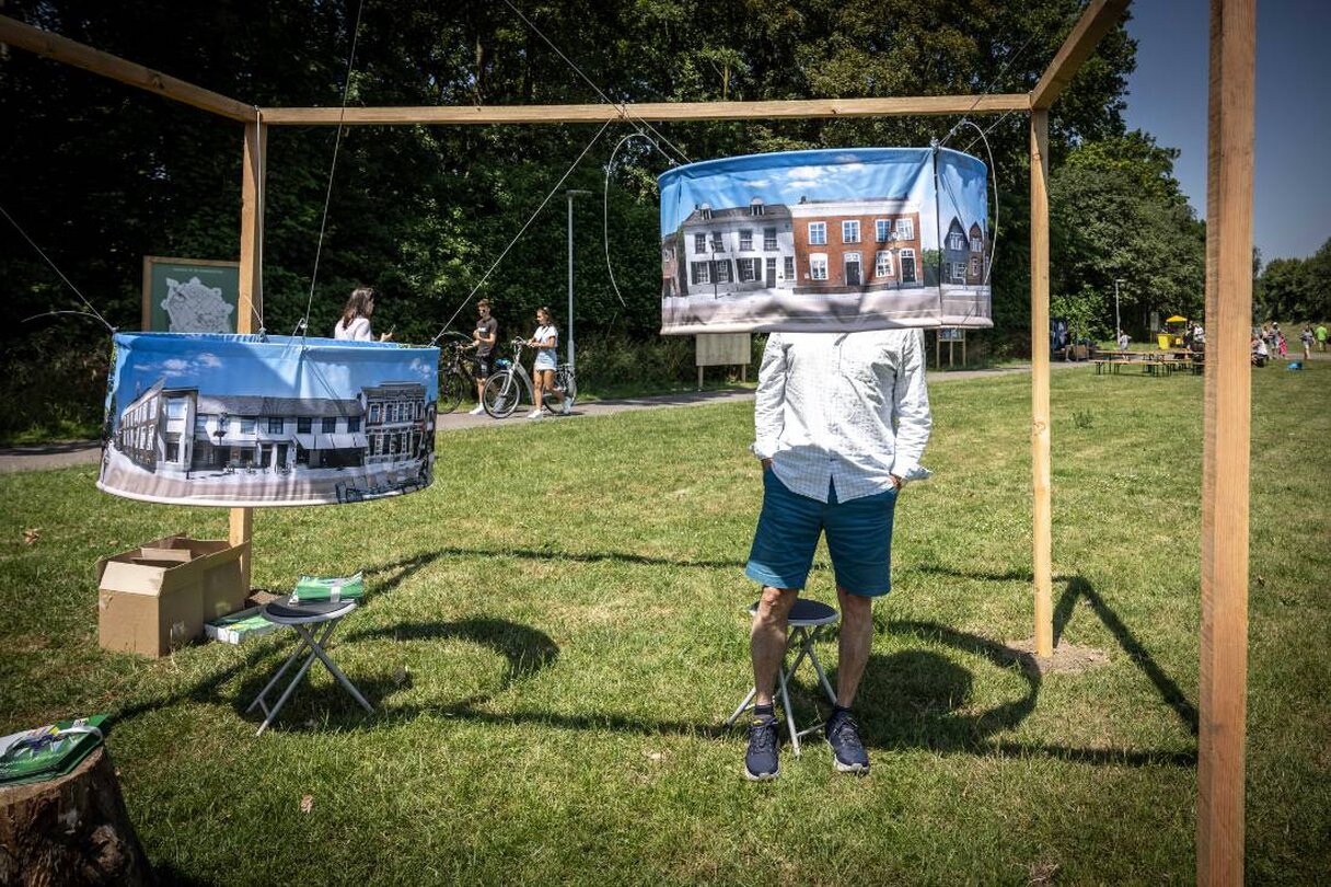 man kijkt naar ontwerpen in het park