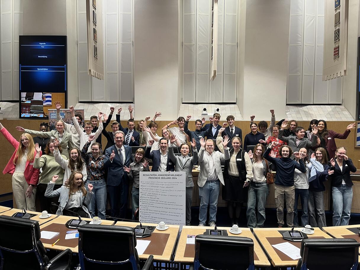 Gedeputeerde Harry van der Maas en deelnemers van het Zeeuws Jongerenparlement 2024