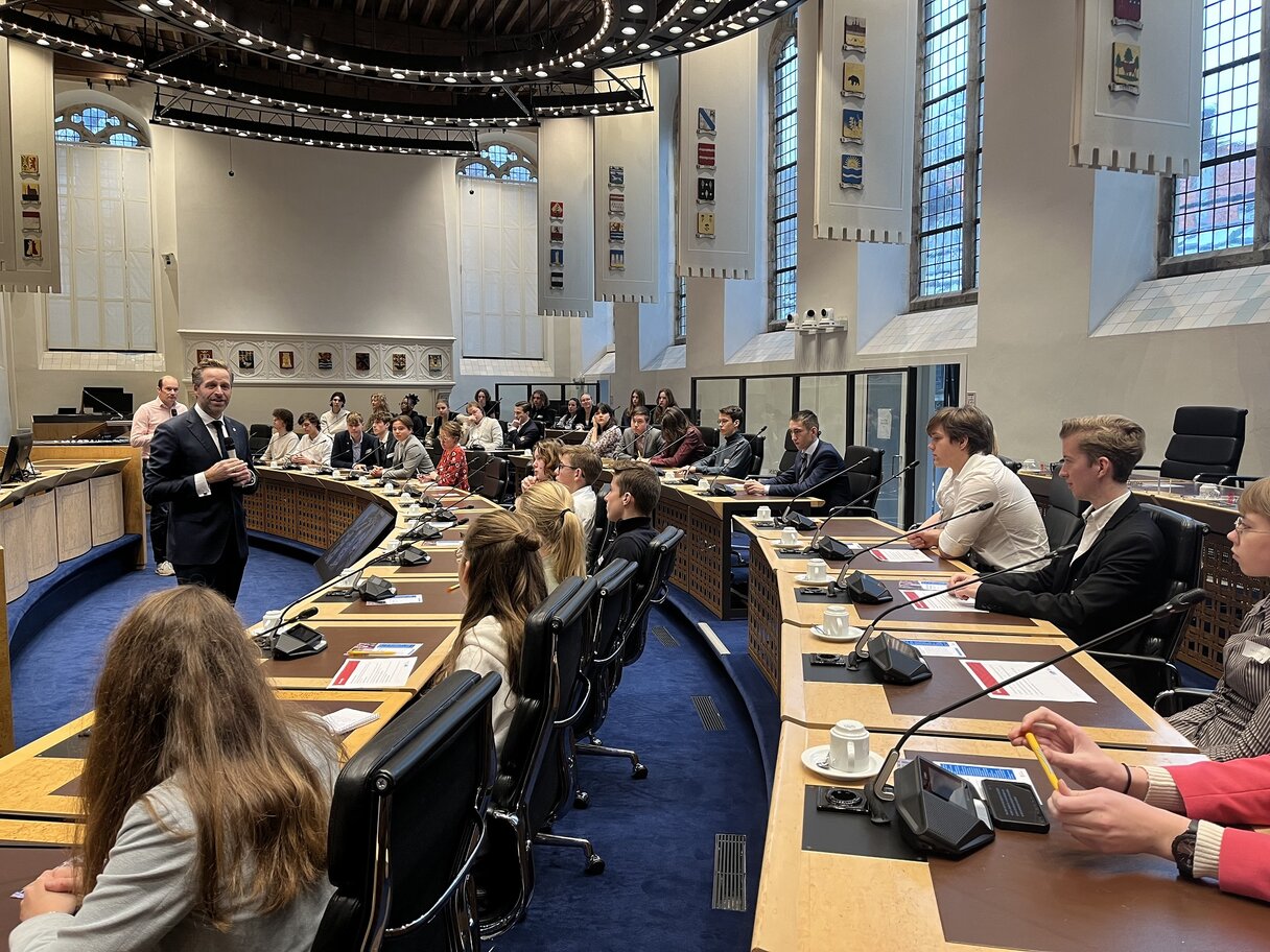 Waarnemend commissaris van de Koning Hugo de Jonge in gesprek met deelnemers van het Zeeuws Jongerenparlement 2024