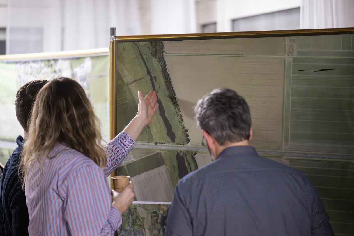 Bezoekers kijken naar een bord tijdens de inloopavond over de Deltaweg in Goes