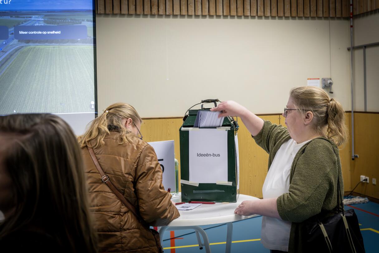Inwoner deelt haar ideeën in de ideeënbus tijdens de inloopavond over de Deltaweg in Kats