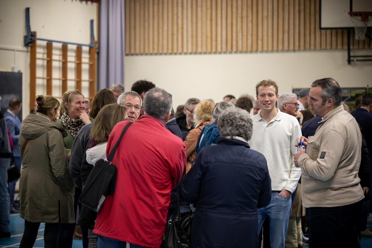 Inwoners in gesprek tijdens de inloopavond over de Deltaweg in Kats