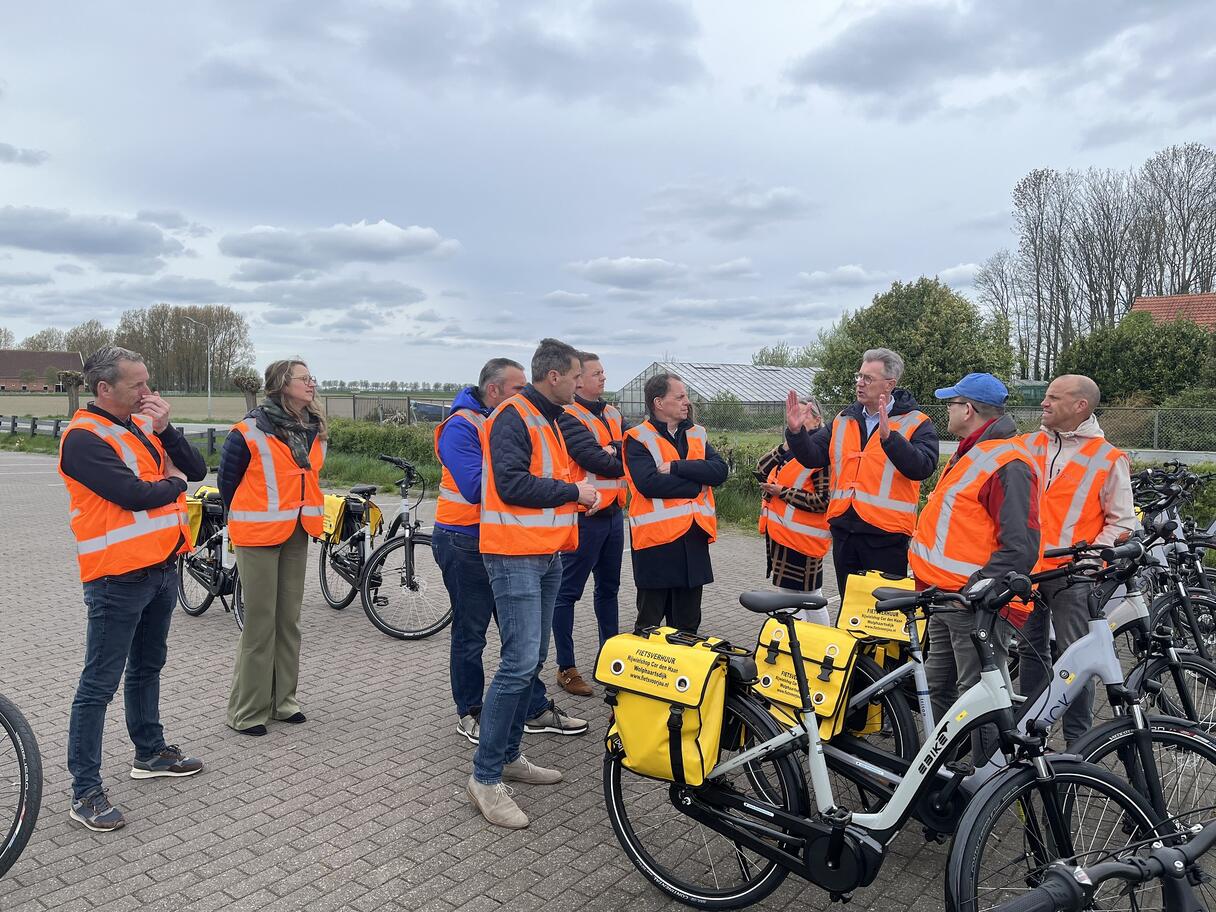 Gedeputeerde Van der Maas in gesprek tijdens het werkbezoek aan de Deltaweg