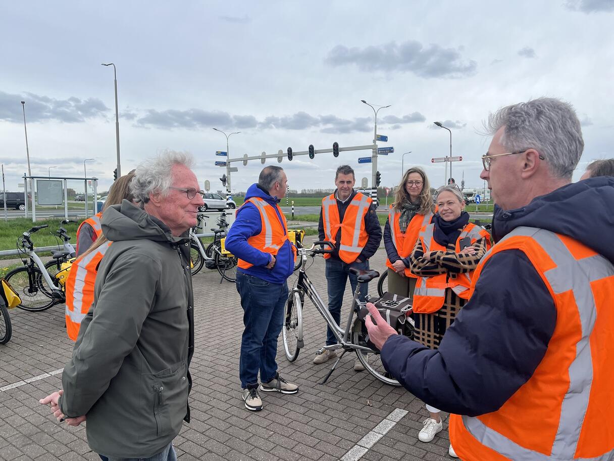 Gedeputeerde Van der Maas in gesprek met een bewoner van de Roodewijk in Goes tijdens het werkbezoek aan de Deltaweg