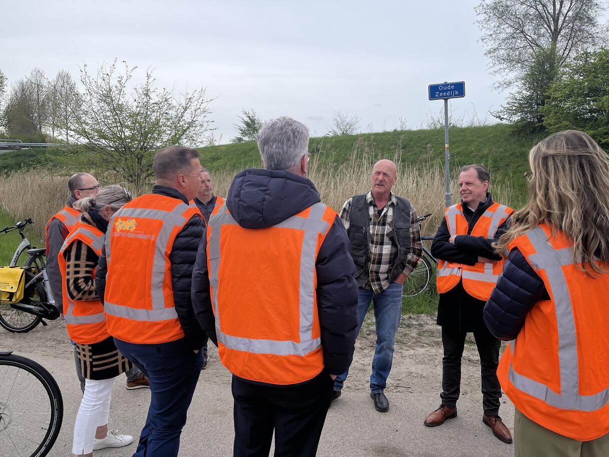 Gedeputeerde Van der Maas en wethouders Meulblok en Van Belzen in gesprek tijdens het werkbezoek aan de Deltaweg
