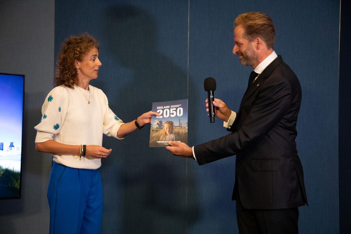 Overhandiging Toekomstperspectief Zeeland2050 aan Sophie Hermans